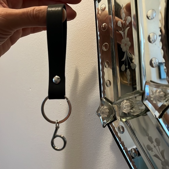 Bloomingdales key chain new in box - Picture 12 of 12